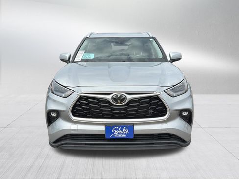 Used 2022 Toyota Highlander XLE AWD/4WD image 2