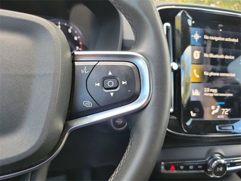 Used 2022 Volvo XC40 T5 Momentum image 16