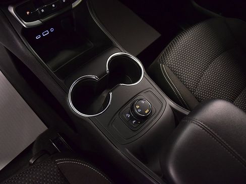 Used 2024 GMC Terrain SLE image 22