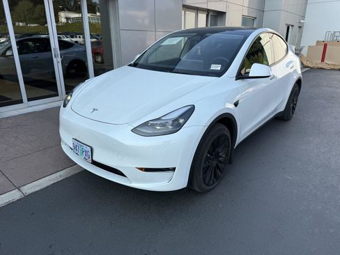 Used 2024 Tesla Model Y Long Range AWD/4WD image 1