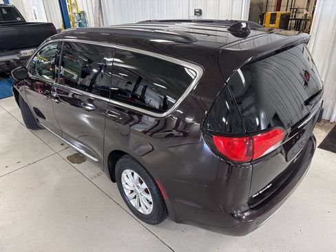 Used 2017 Chrysler Pacifica Touring-L FWD image 7