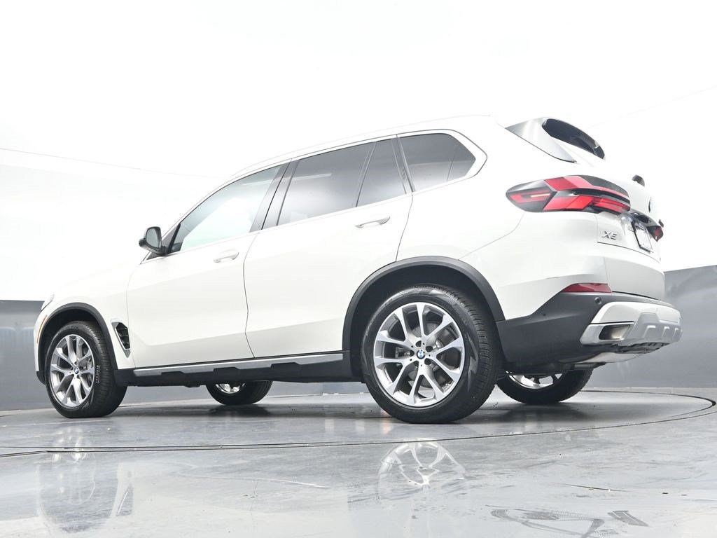Used 2024 BMW X5 xDrive40i w/ Parking Assistance Package AWD/4WD image 33
