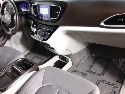 Used 2020 Chrysler Pacifica Touring w/ Advanced Safetytec Group image 40