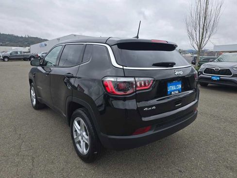 Used 2023 Jeep Compass Sport image 3