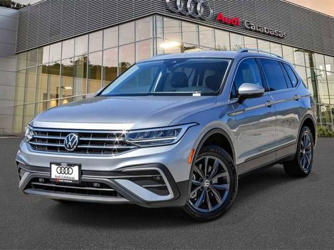 Used 2023 Volkswagen Tiguan SE image 1