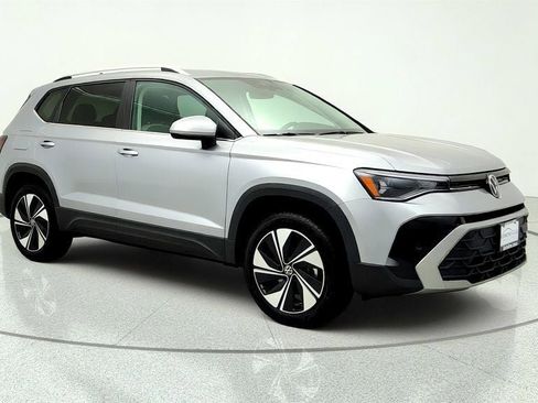 Used 2025 Volkswagen Taos SE AWD/4WD image 3