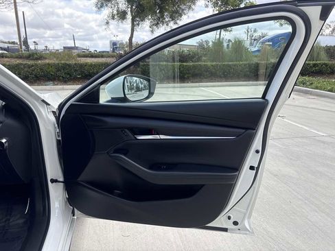 Used 2019 MAZDA MAZDA3 Hatchback FWD image 14