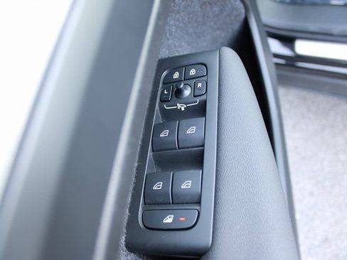 Used 2025 Volvo XC40 B5 Core image 11