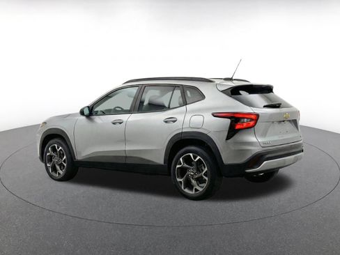 Used 2025 Chevrolet Trax LT FWD image 7