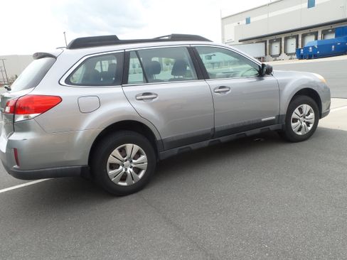 Used 2010 Subaru Outback 2.5i image 6