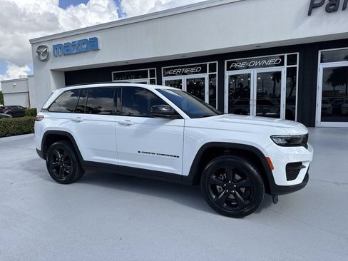Used 2022 Jeep Grand Cherokee Altitude AWD/4WD image 6