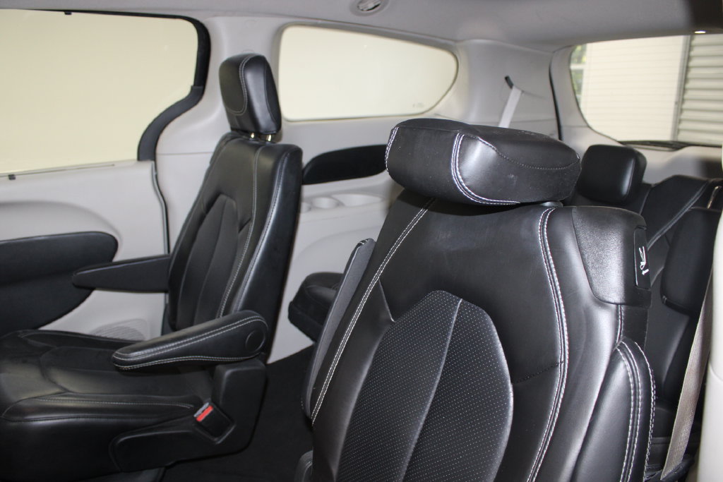 Used 2024 Chrysler Pacifica Touring-L FWD image 17