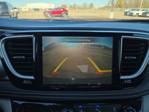 Used 2024 Chrysler Pacifica Select image 16