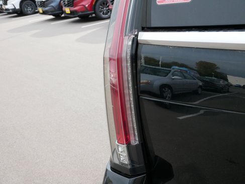 Used 2019 Cadillac Escalade ESV Premium Luxury image 17