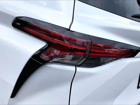 Certified 2024 Toyota Sienna Platinum image 29