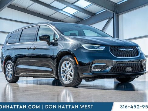 Used 2023 Chrysler Pacifica Touring-L FWD image 37