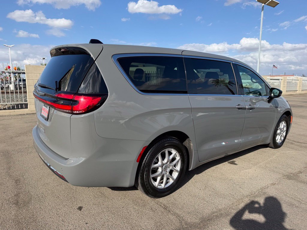 Used 2025 Chrysler Pacifica Select FWD image 6