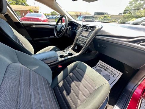 Used 2020 Ford Fusion SE FWD image 19