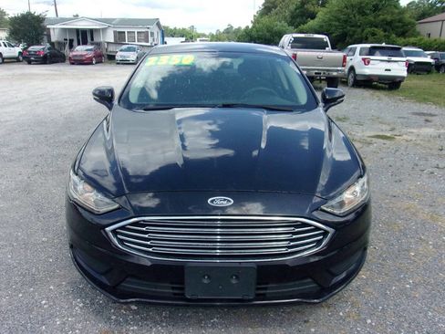 Used 2017 Ford Fusion SE w/ Fusion SE Technology Package FWD image 2