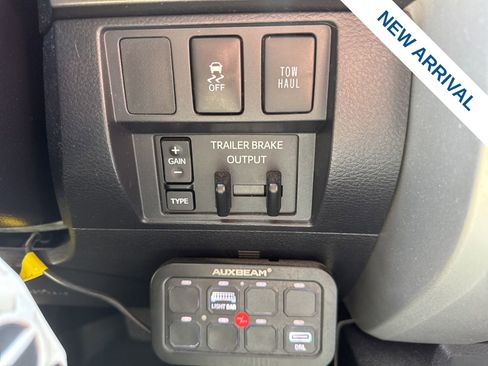 Used 2017 Toyota Tundra SR5 w/ SR5 Upgrade Package AWD/4WD image 24