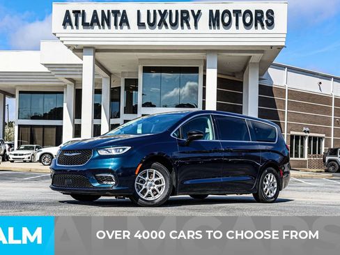 Used 2024 Chrysler Pacifica Touring-L image 3