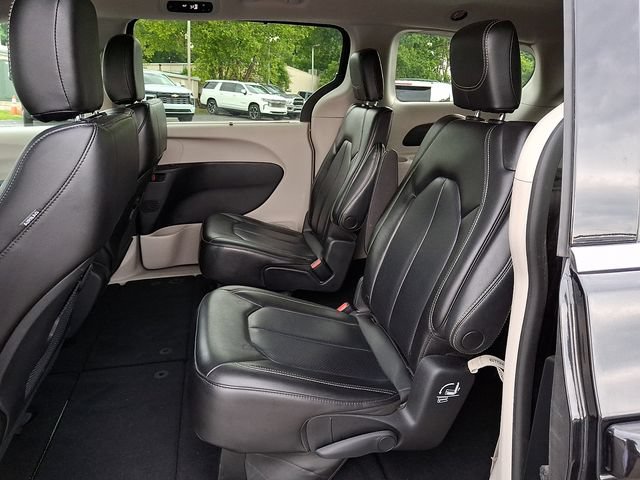 Used 2023 Chrysler Pacifica Touring-L FWD image 10