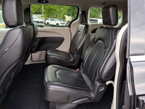 Used 2023 Chrysler Pacifica Touring-L FWD image 10