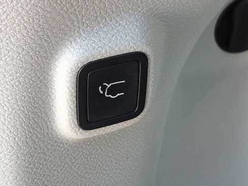 Used 2019 Jeep Cherokee Limited image 33