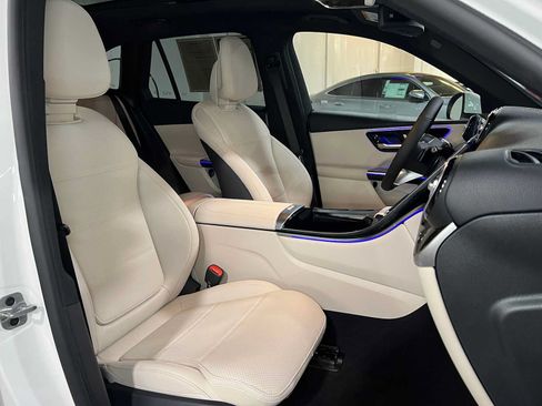 Used 2025 Mercedes-Benz GLC 300 4MATIC image 12