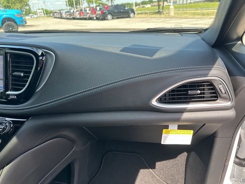 New 2025 Chrysler Pacifica Limited w/ Uconnect Theater Family Group image 57