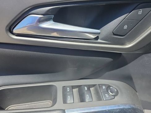 Used 2025 Chevrolet Traverse LT FWD image 12