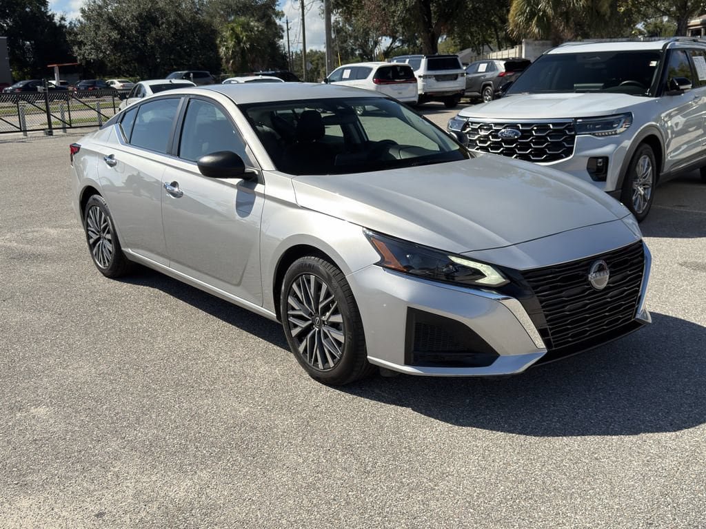 Used 2025 Nissan Altima 2.5 SV FWD image 2