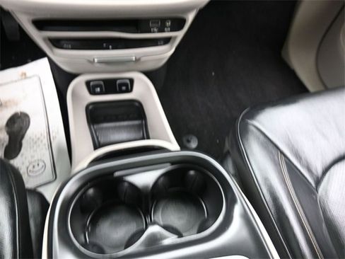 Used 2018 Chrysler Pacifica Touring-L Plus w/ Tire & Wheel Group image 11