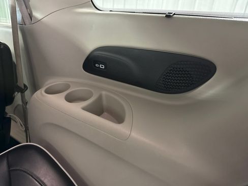 Used 2023 Chrysler Pacifica Limited FWD image 25