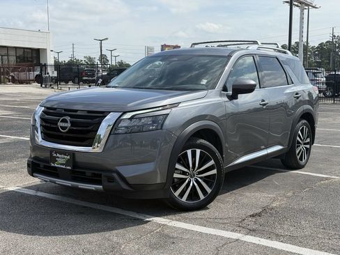 Used 2025 Nissan Pathfinder Platinum FWD image 1
