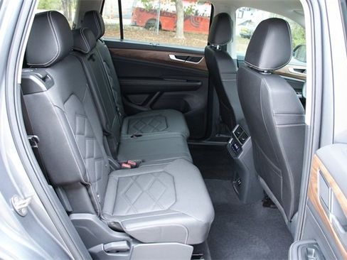 Certified 2025 Volkswagen Atlas SE image 33