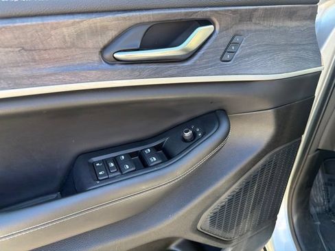 Used 2023 Jeep Grand Cherokee Limited w/ Luxury Tech Group II AWD/4WD image 18
