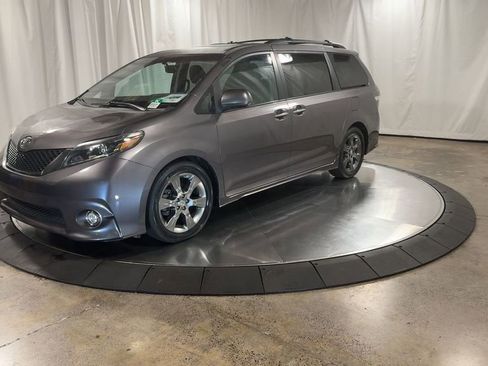 Used 2016 Toyota Sienna SE Premium image 6