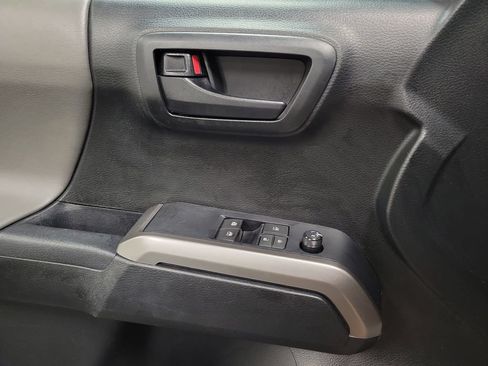 Used 2019 Toyota Tacoma SR5 w/ SR5 Appearance Package (SM) AWD/4WD image 19