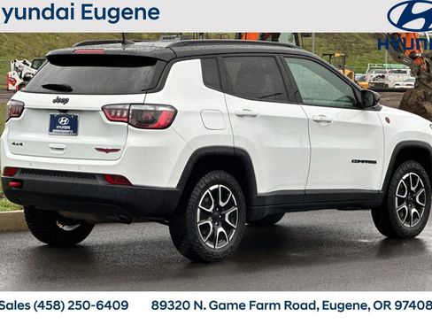 Used 2024 Jeep Compass Trailhawk image 3