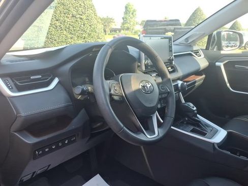 Used 2022 Toyota RAV4 Limited FWD image 16