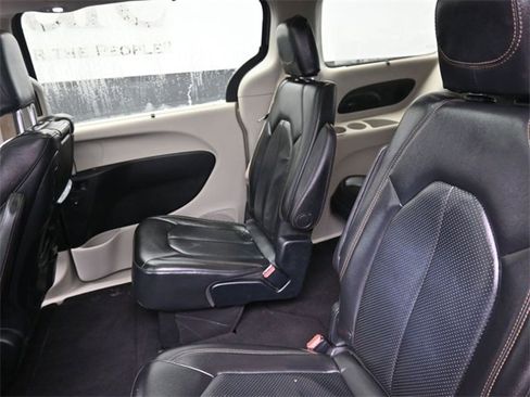 Used 2018 Chrysler Pacifica Touring-L Plus w/ Tire & Wheel Group image 21