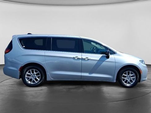 Used 2024 Chrysler Pacifica Touring-L FWD image 6
