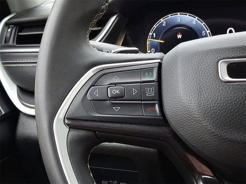 Used 2023 Jeep Grand Cherokee Laredo image 21