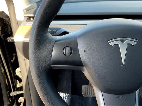 Used 2022 Tesla Model Y Long Range image 11