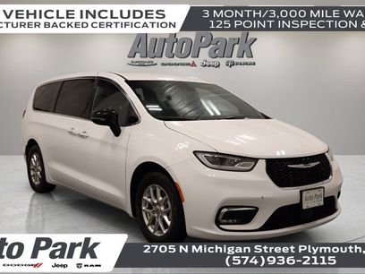 Used 2025 Chrysler Pacifica Select
