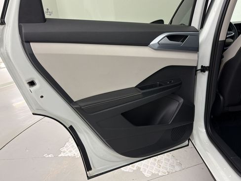 Used 2025 Volkswagen Taos SE w/ Panoramic Sunroof Package FWD image 23