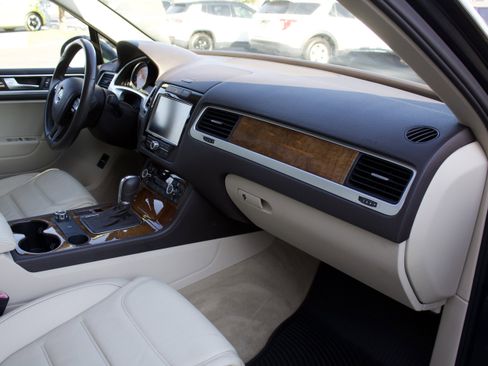 Used 2012 Volkswagen Touareg TDI image 37