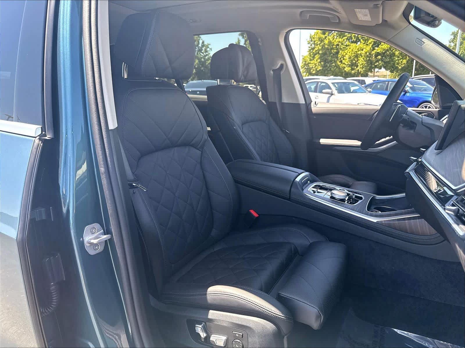 Used 2025 BMW X7 xDrive40i w/ Premium Package AWD/4WD image 33