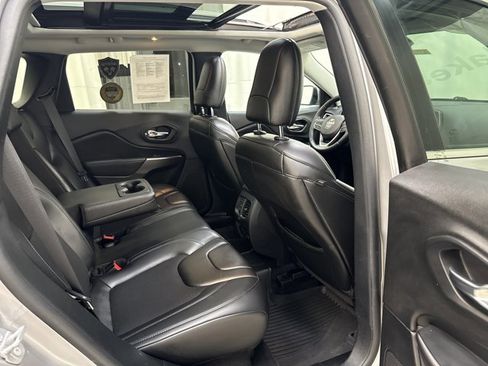 Used 2019 Jeep Cherokee Latitude Plus w/ Comfort/Convenience Group image 30